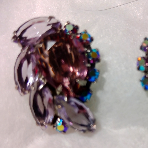 VINTAGE BRILLIANT RARE RHINESTONE ROSE/LILAC AURORA BOREALIS CLIP-ON EARRINGS - Picture 5 of 8
